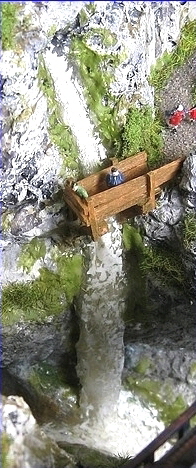 Wasserfall mit Holzsteg