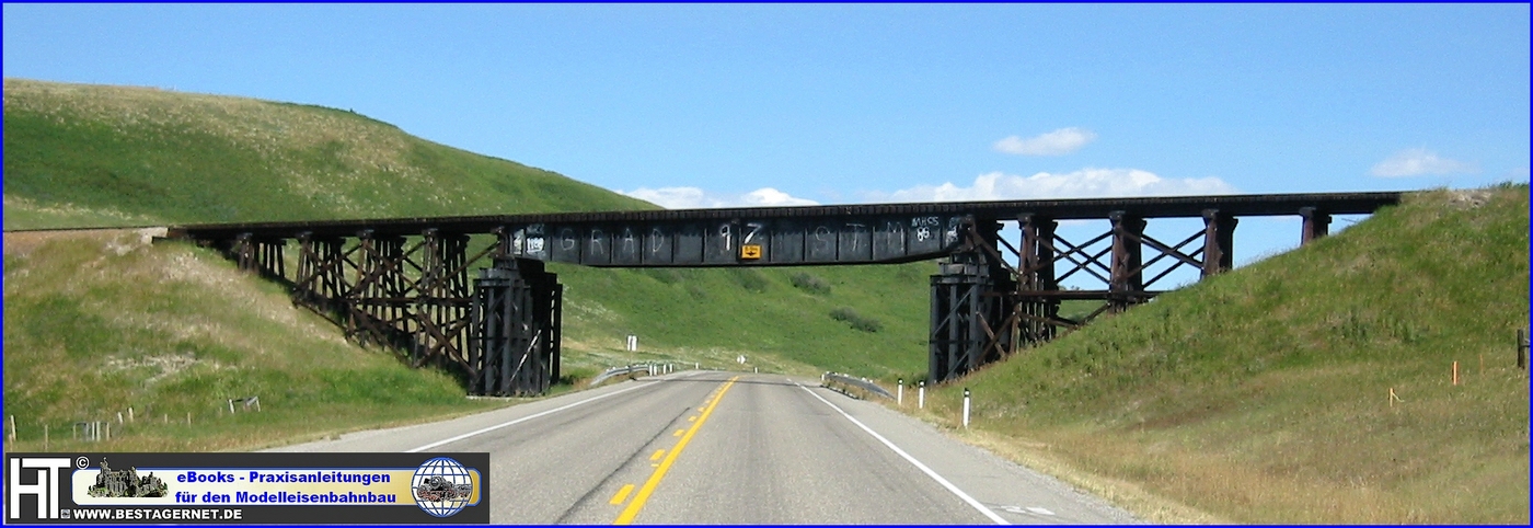 Eisenbahnbrücke in Prärie-Landschaft West Kanada